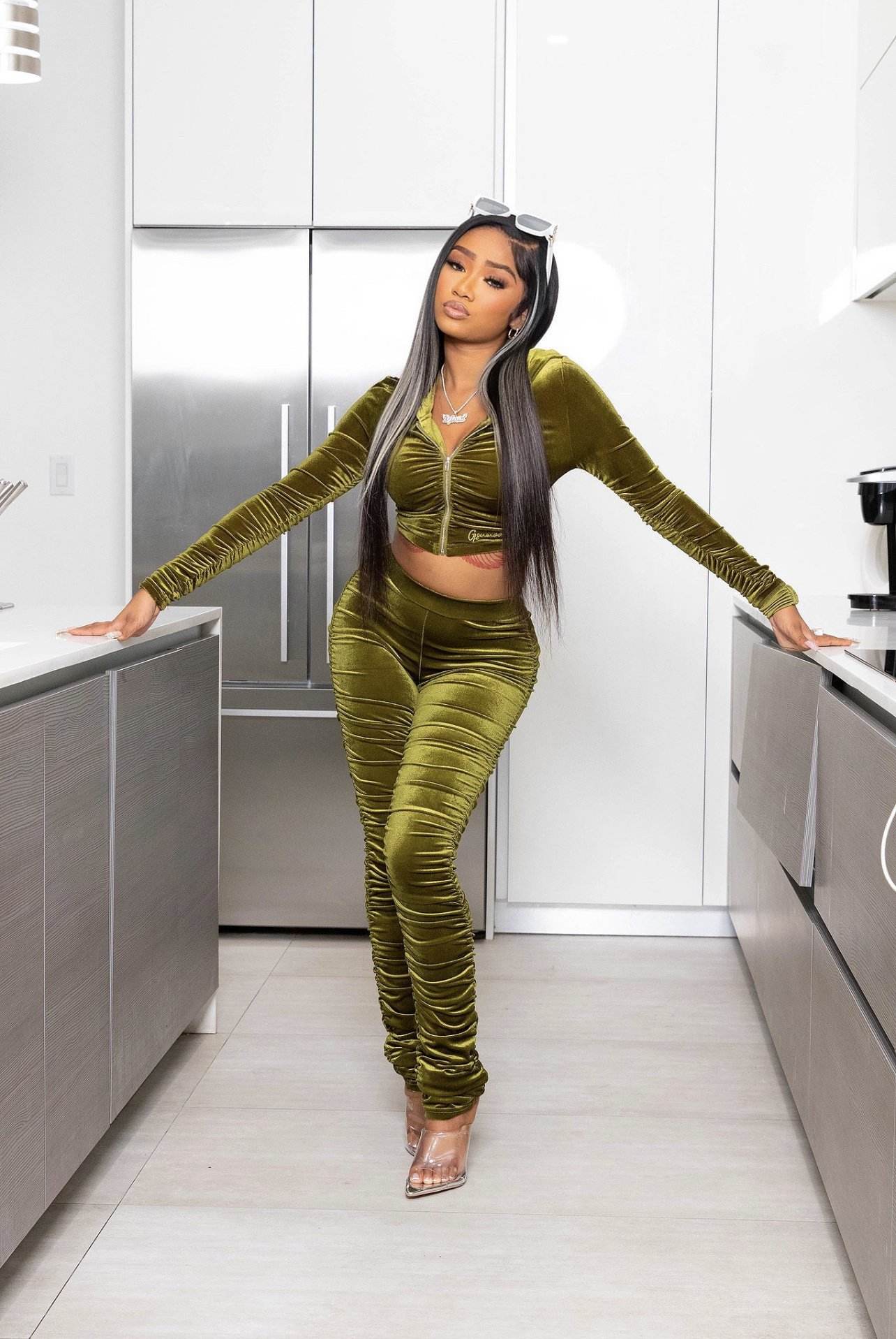 Wholesale Sexy Folds Sweatsuit Velour Lady Tracksuits Two Piece Crop Top Pants Set for Women - 이미지 4